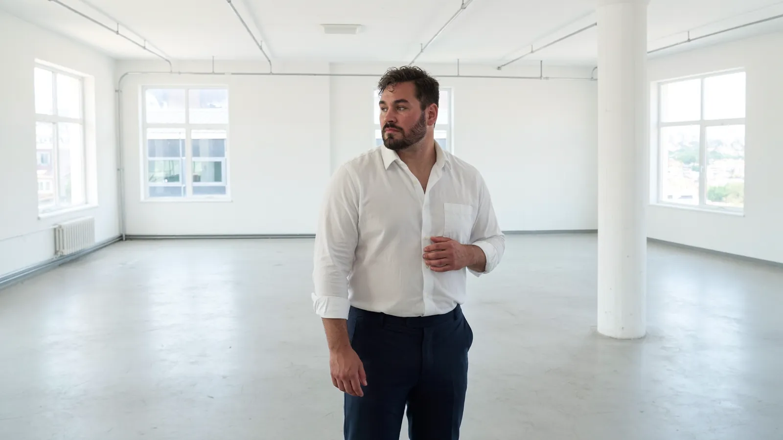 Ivo Schönberner in einem leeren, hellen Büro vor dem Einzug, Symbol für den Aufbau von null