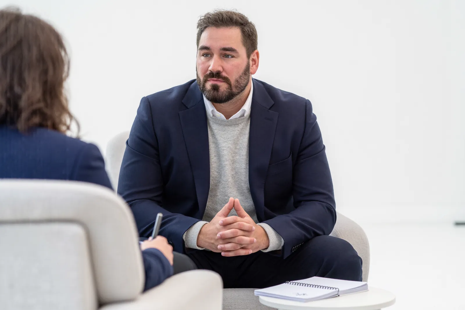 Ivo Schönberner hört einer Geschäftsführerin in einem ruhigen Einzelgespräch zu
